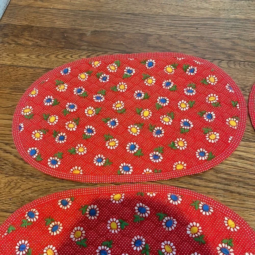 Vintage late 60s/early 70s six red quilted flower‎ power placemats